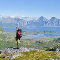 Randonneuse au sommet de Hellostinden Randonneuse au sommet de Hellostinden